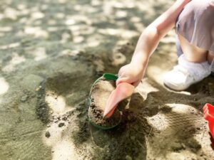 シャベルで遊ぶ子ども